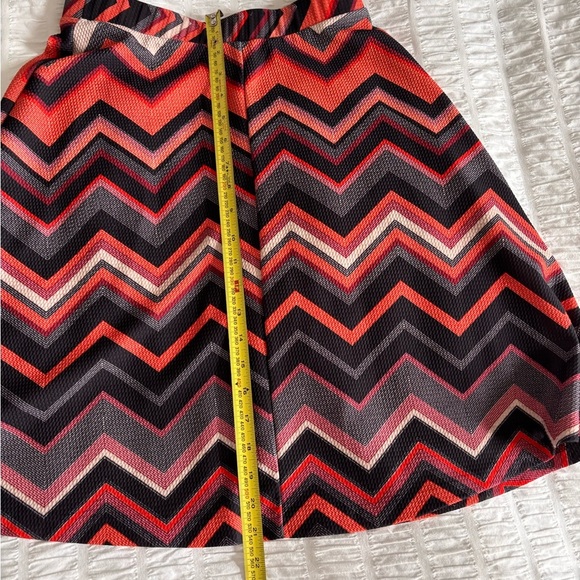 Retro Chevron Patterned Skirt - Salmon and Black - Picture 6 of 6